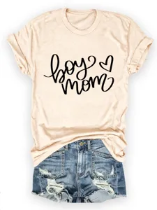 Lässiges minimalistisches Damen T-Shirt mit Boy Mom Buchstaben Druck und bequeme Baumwolle.