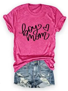 Damen rosa Kurzarm T-Shirt Detailansicht mit modischem Boy Mom Buchstaben und Herz Aufdruck.