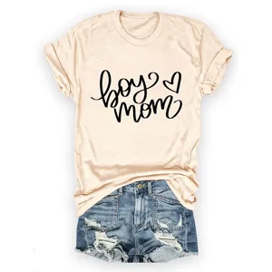 Lässiges Damen Kurzarm T-Shirt mit Boy Mom Buchstaben Druck kombiniert mit Jeansshorts.