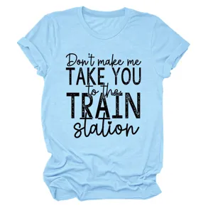 Lässiges hellblaues Damen Kurzarm T-Shirt mit witzigem Buchstaben Print für den Alltag.
