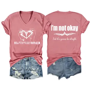 Nahaufnahme Detail des rosa V-Ausschnitt Kurzarm-T-Shirts mit grafischen Textdrucken.