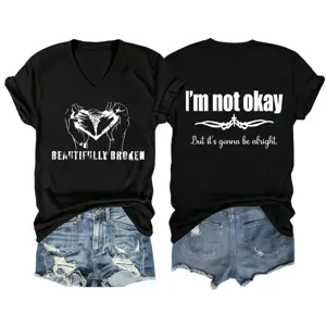 Detailansicht des schwarzen Damen V-Ausschnitt T-Shirts mit Statement-Druck und Jeansshorts.