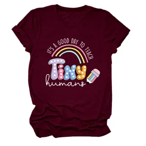 Vue rapprochée détaillée du t-shirt graphique mignon sur le thème des enseignants, tissu doux.