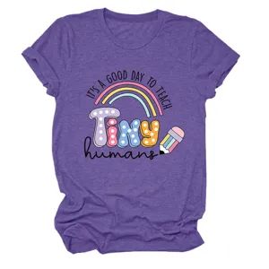Détail en gros plan du t-shirt violet à manches courtes avec imprimé enseignant et doux.