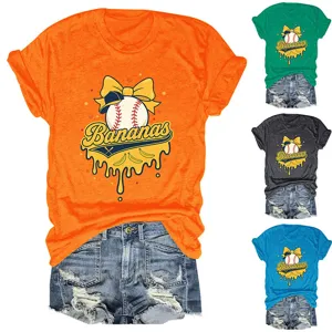 Nahaufnahme Detail des lässigen Damen Kurzarmshirts mit süßem Bananen Baseball Motiv.