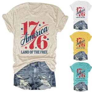 Détail en gros plan d'un t-shirt à manches courtes pour femmes avec impression patriotique.