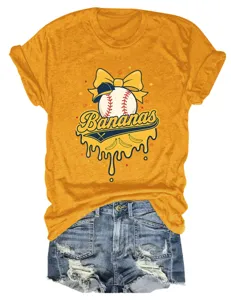 Lässiges Damen Kurzarm T-Shirt mit Baseball Bananen Motiv Detail und gelbem Rundhalsausschnitt.