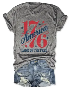 T-shirt à manches courtes gris avec imprimé patriotique 1776 America et détail de short en jean.