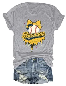 Lässiges graues Damen T-Shirt mit Bananen Baseball Motiv und kurzen Jeansshorts im Sommer.