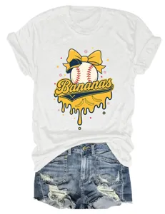 Nahaufnahme des lässigen weißen Kurzarm-T-Shirts mit einem niedlichen Bananen- und Baseball-Print.