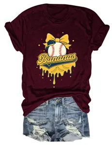 Detailansicht eines lässigen burgunderroten T-Shirts mit Baseball Bananas Grafikaufdruck.