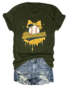 Detailansicht des dunkelgrünen Kurzarm-T-Shirts mit süßem Bananen-Baseball-Grafikdruck.