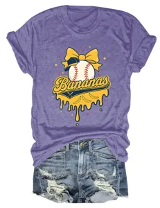 Nahaufnahme Detail des lilanen Freizeit Kurzarm T-Shirts mit Bananen Baseball Motiv.