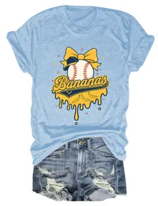 Hellblaues Grafik-T-Shirt mit gelber Schleife Baseball und Destroyed Denim Shorts Detail.