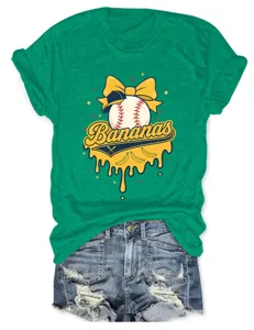 Lässiges grünes Damen Kurzarm T-Shirt mit niedlichem Baseball Motiv und Buchstaben-Grafik.