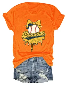 Lässiges oranges Damen T-Shirt mit kurzem Arm, Baseball-Bananas-Grafik und Jeans-Shorts.
