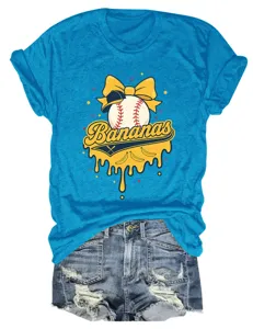 Detailansicht des blauen Kurzarm-T-Shirts mit Rundhalsausschnitt und Bananen-Baseball-Grafik.