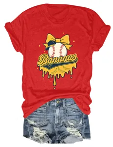 Rotes Kurzarm T-Shirt mit süßem Bananen Baseball Grafikprint und Jeansshorts Outfit.
