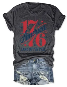 Vue détaillée d'un t-shirt à manches courtes gris foncé pour femme avec short en jean.