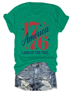 Vue détaillée du t-shirt vert à manches courtes avec imprimé patriotique 1776 America.