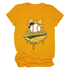 Nahaufnahme des gelben Damen Freizeit Kurzarm T-Shirts mit Baseball-Grafikdruck Detail.