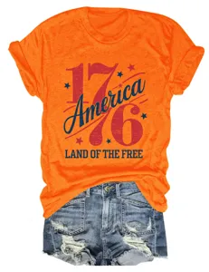 T-shirt manches courtes orange avec texte patriotique America et short en denim élégant.