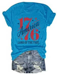 T-shirt graphique décontracté pour femme à col rond et manches courtes avec short en jean.