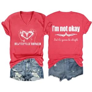 Rotes V-Ausschnitt Kurzarm T-Shirt kombiniert mit Jeansshorts mit Aufdruck.