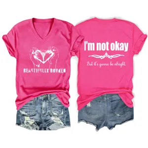 Pinkfarbenes V-Ausschnitt Kurzarm Grafik T-Shirt mit modischem Spruch und Jeansshorts.
