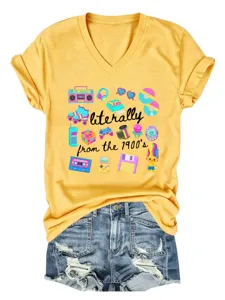 Casual γυναικείο κοντομάνικο T-shirt με V-neck και ρετρό τύπωμα 90s, συνδυασμένο με τζιν σορτς.