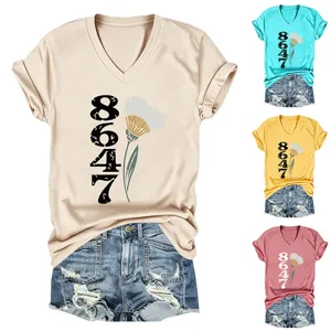 Detailansicht Damen V-Ausschnitt Kurzarm T-Shirt mit 8647 Blumenmuster und Jeansshorts.