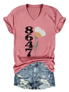 Nahaufnahme Detail des rosa V-Ausschnitt Kurzarm Damenshirts mit 8647 Blumen Grafik.