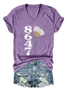 Lässiges lila V-Ausschnitt Kurzarm T-Shirt mit 8647 Nummer und Blumen Grafik Druck.