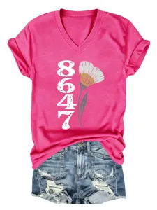 Detailansicht des pinken V-Ausschnitt Kurzarm-T-Shirts mit 8647-Grafikdruck und Krempelärmeln.