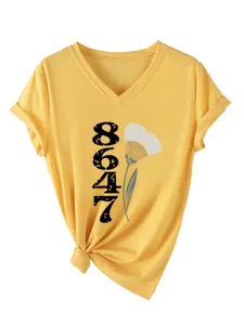 Lässiges gelbes V-Ausschnitt Damen Kurzarm T-Shirt mit 8647 Druck und Knoten-Saumdetail.
