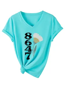 Türkisblaues V-Ausschnitt Kurzarm-T-Shirt Detail mit 8647 Grafikdruck und Saumknoten.