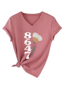Detaillierte Ansicht des lässigen V-Ausschnitt T-Shirts mit Grafikdruck und Knotensaum.
