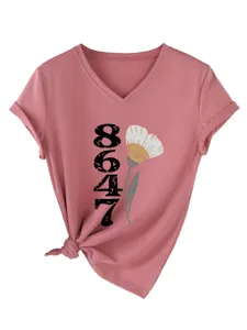 Rosa V-Ausschnitt Kurzarm-T-Shirt Detail mit einzigartiger Nummerngrafik und Knotensaum.