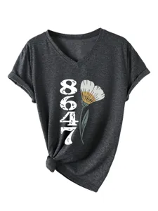 Nahaufnahme des dunkelgrauen V-Ausschnitt T-Shirts mit Umschlagärmeln und Knotendetail.