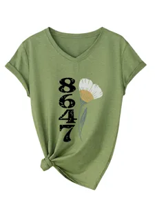 Olivgrünes V-Ausschnitt Kurzarm-Shirt mit Nummer 8647 und Blumenmuster sowie Knotensaum-Detail.