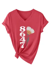 Detailaufnahme des roten V-Ausschnitt Kurzarm T-Shirts mit Umschlagbündchen und Grafik.