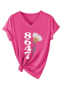 Detailansicht des rosa V-Ausschnitt Kurzarm-T-Shirts mit 8647-Grafikdruck und Saumknoten.