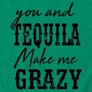 Détail en gros plan d'un t-shirt vert à manches courtes avec impression texte noir.