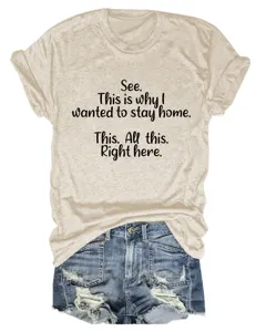 Detailweergave van een casual shirt met korte mouwen, grappige tekst en spijkerbroek.