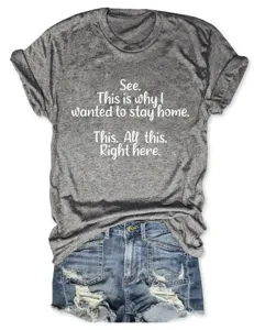 Detailfoto van een casual grijs T-shirt met letteropdruk gecombineerd met een jeansshort.