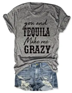 T-shirt gris imprimé avec lettrage élégant associé à un short en jean déchiré.