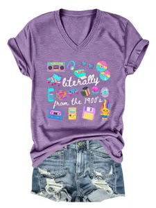 Casual T-shirt με V-λαιμό και ρετρό print δεκαετίας 90 συνδυασμένο με denim σορτς.