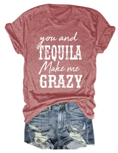 Femme décontractée col rond manches courtes t-shirt rouge chiné avec short en denim tendance.