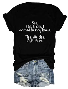 Detailweergave van het zwarte T-shirt met korte mouwen en opdruk en blauwe denim shorts.