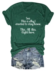 Close-up detail van het casual groene korte mouwen t-shirt met grappige quote tekst.